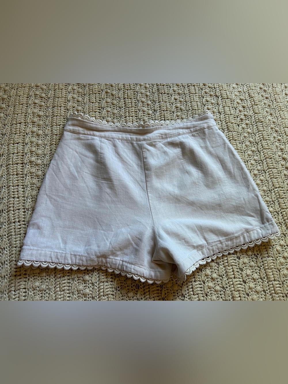 Express Cream Scallop-Trim Linen Shorts